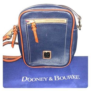 Dooney & Bourke pebble grain camera case crossbody